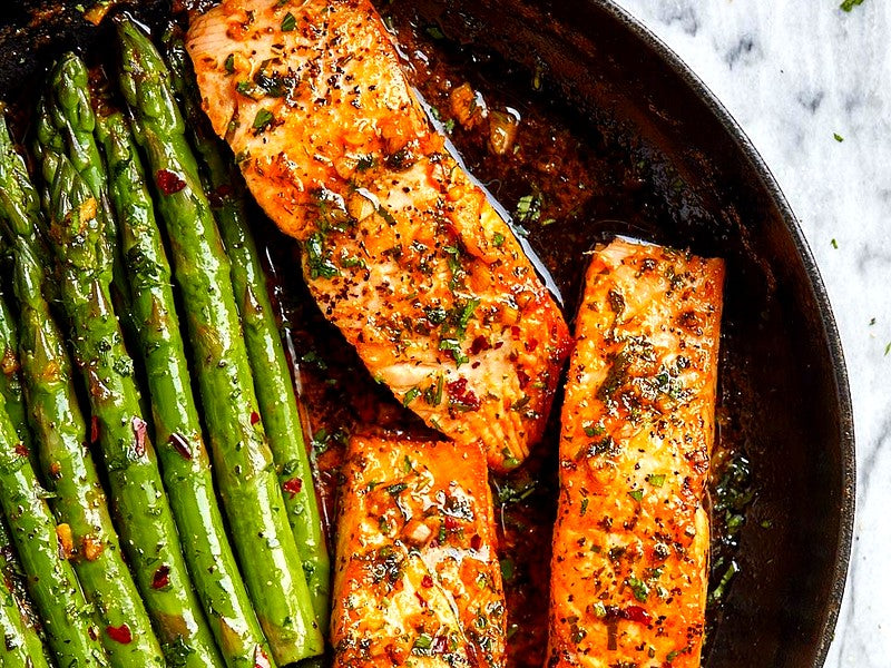Salmón al horno con espárragos